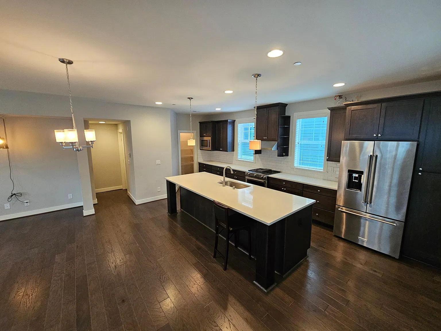 4 bed, 3.5 bath, 1915 sqft, $3,960 — Photo 3