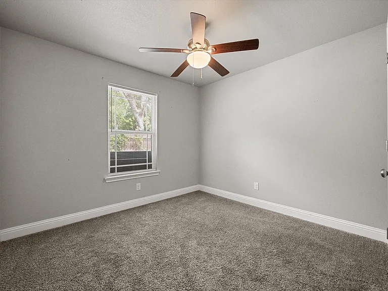 438 Sabine Ave — Photo 11