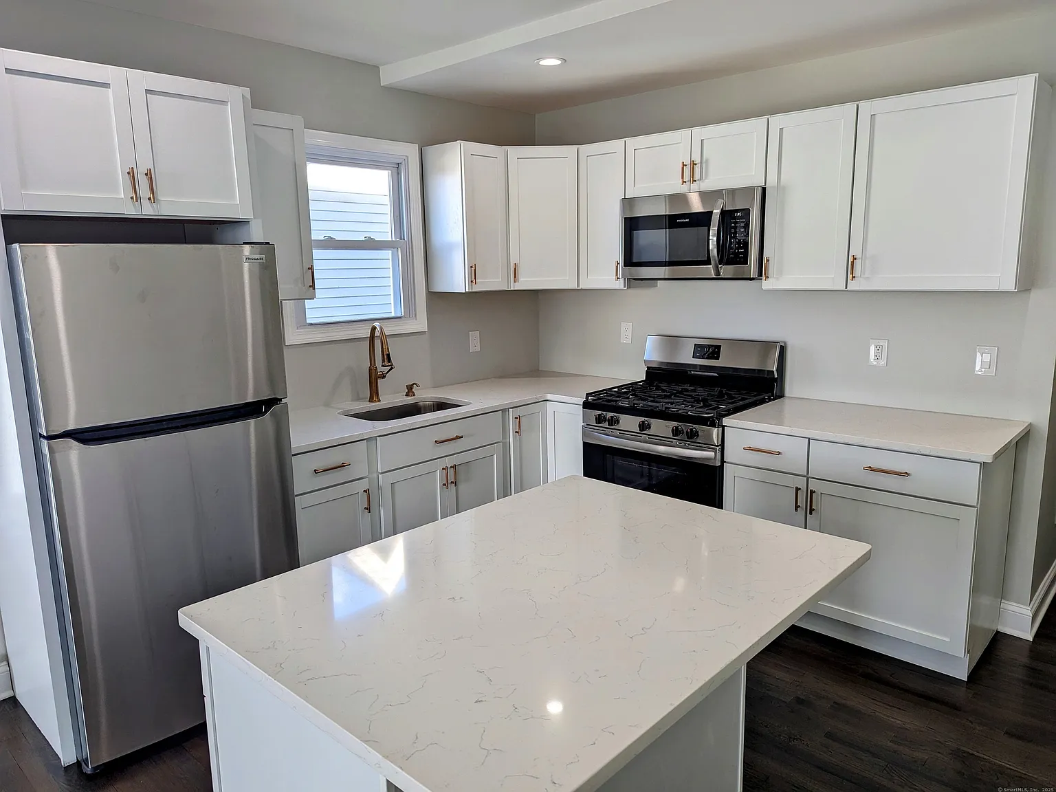 1 bed, 1.0 bath, 3904 sqft, $2,000 — Photo 2
