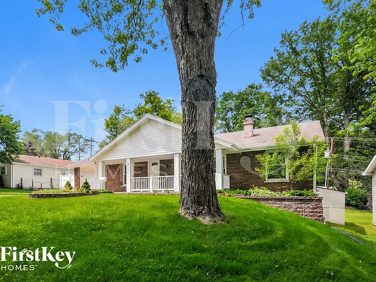 305 Elmhurst Dr — Photo 2
