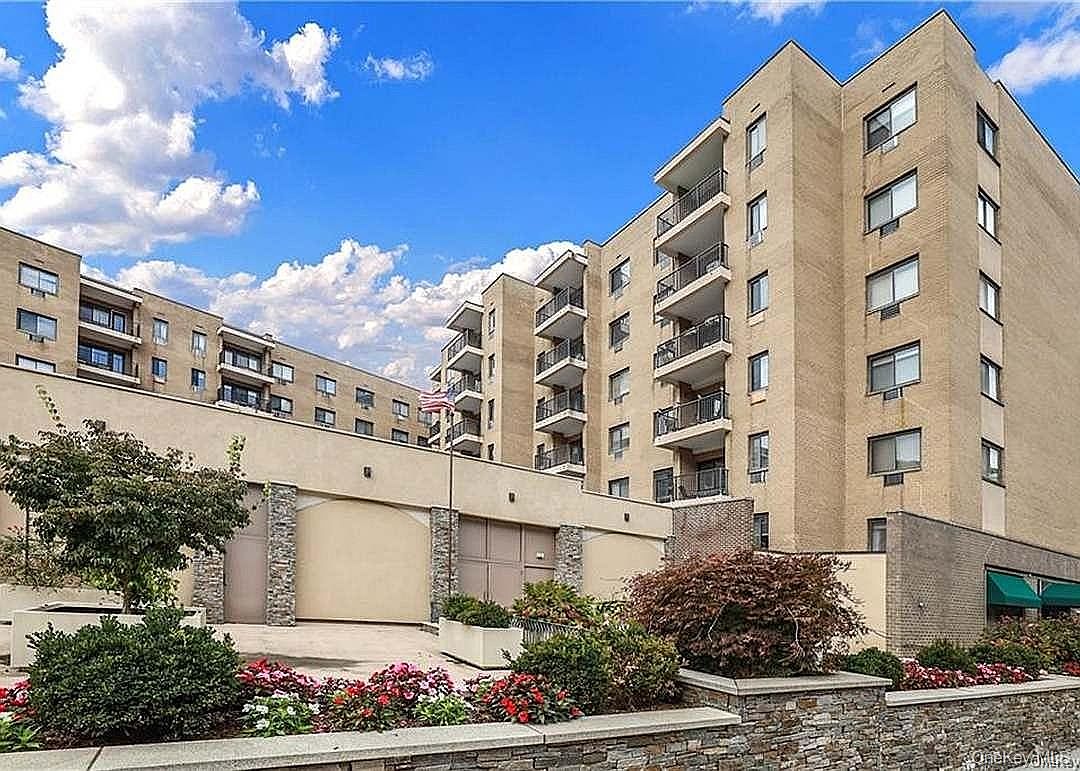 100 E Hartsdale Avenue #6GW — Scarsdale Golf Club