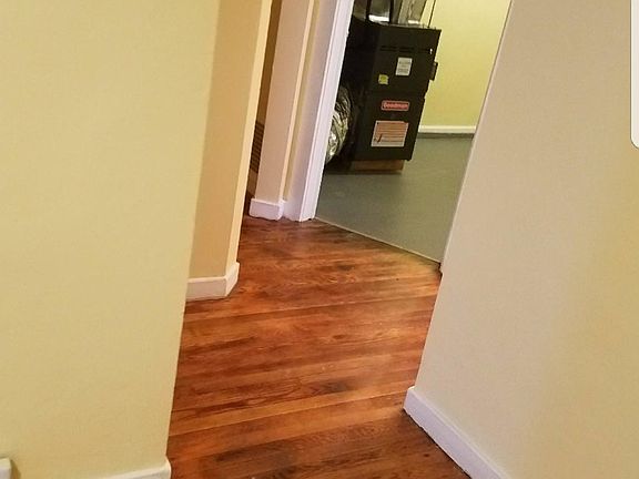 The way to utinity room from bedroom