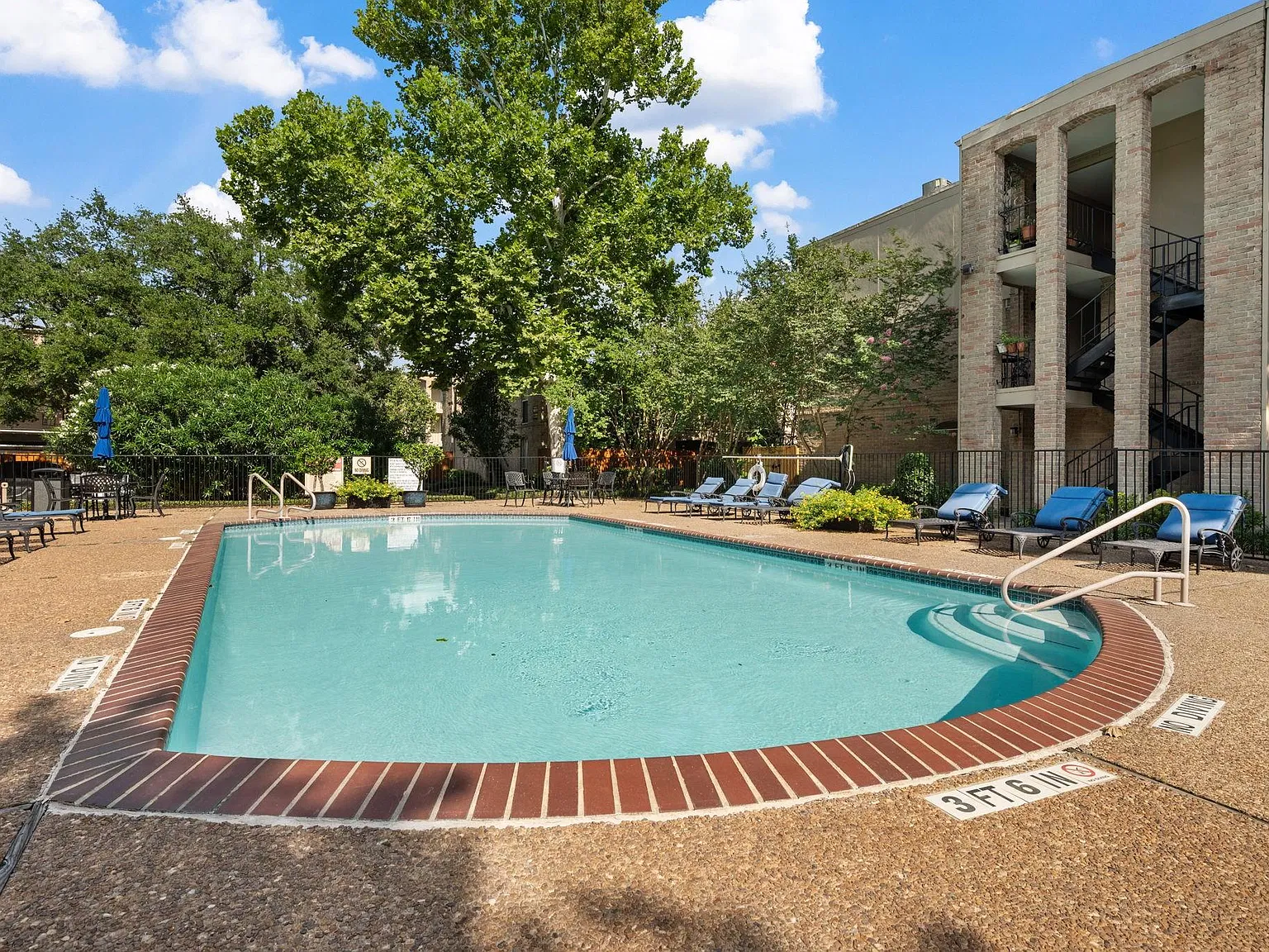3 bed, 2.0 bath, 1300 sqft, $2,100 — Photo 2