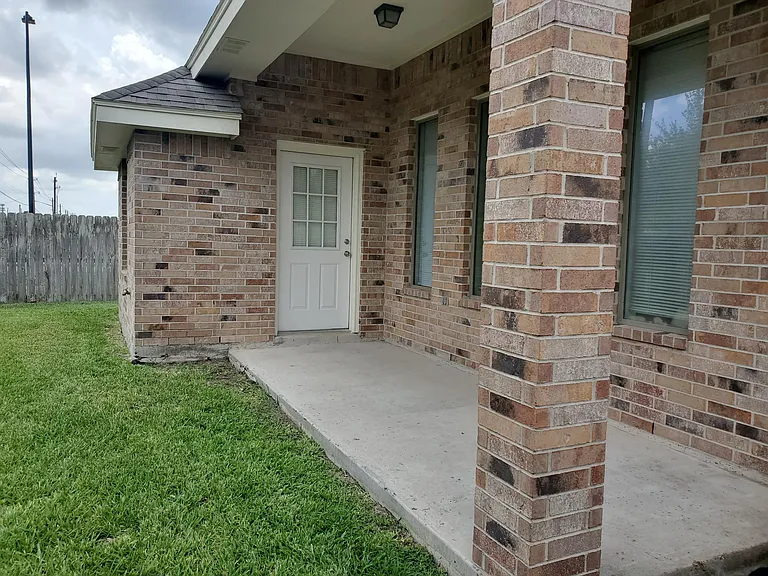 2124 Treasure Oaks Dr — Photo 8