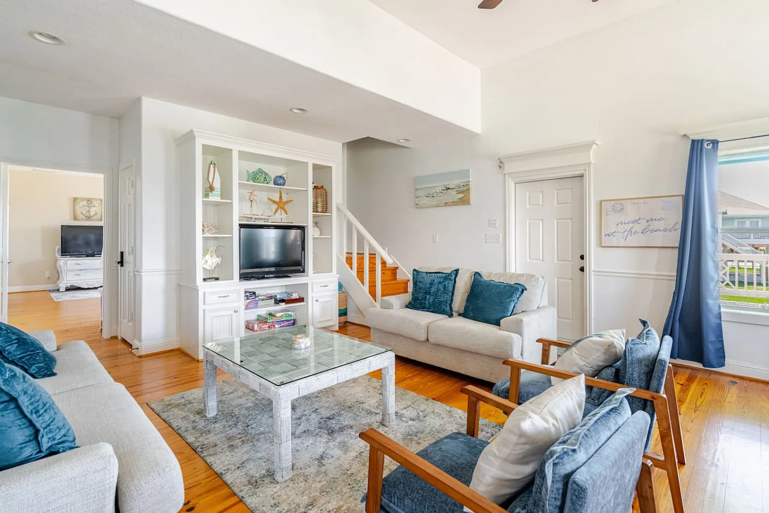 6 bed, 3.0 bath, 2400 sqft, $5,454 — Photo 3