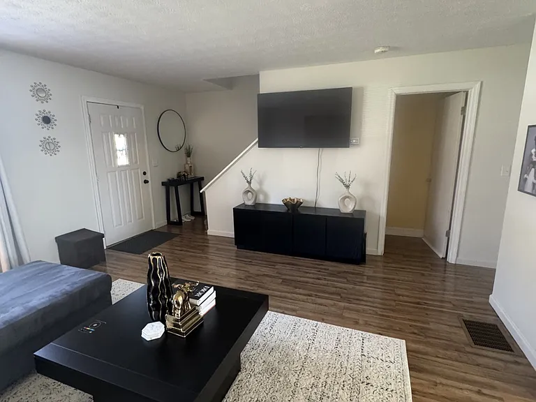124 Lakeside Dr — Photo 2