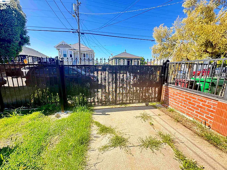 1724 96th Ave — Photo 3