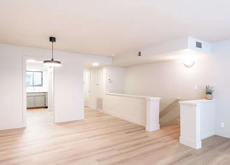 1900 Vine St #214 — Photo 5