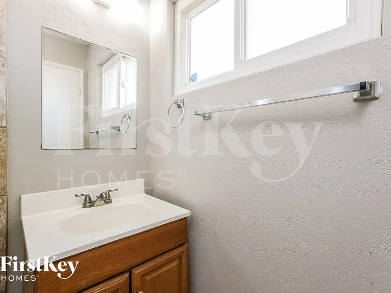 205 E Orchid Ln — Photo 11