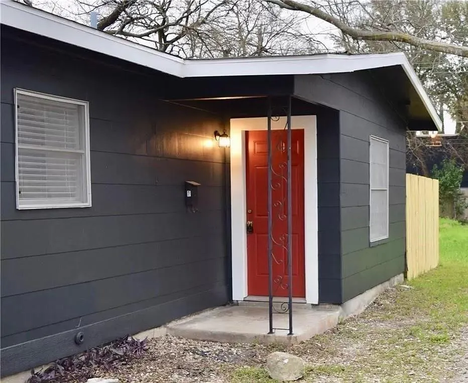 2 bed, 900 sqft, $1,795 — Photo 2