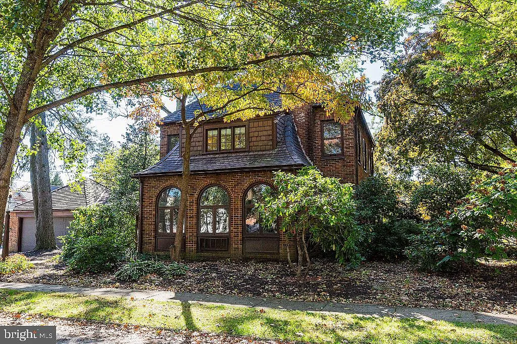 1068 Louise Ave photo 1