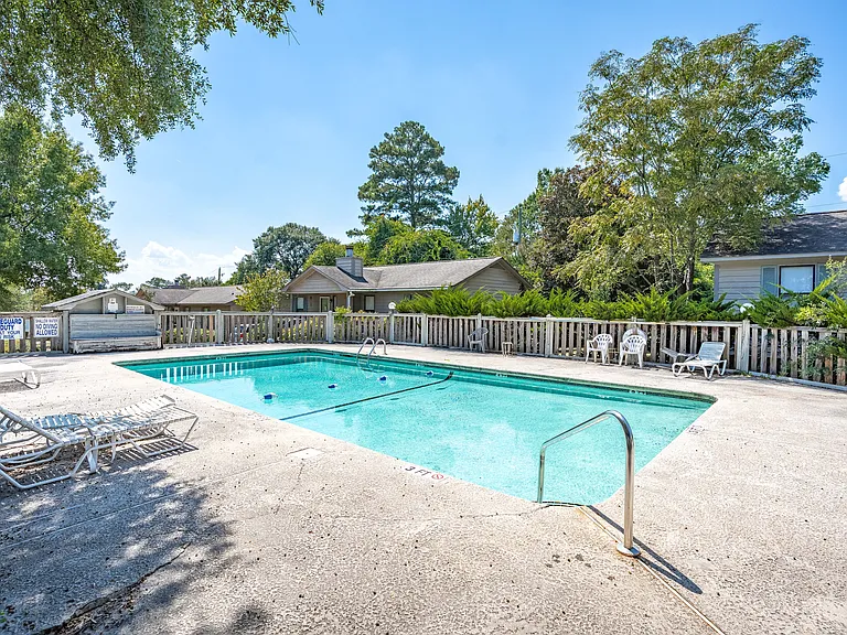21 Canterbury Ct — Photo 4