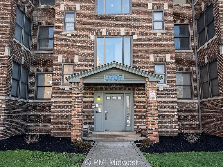 Parkway Apartments — Photo 7