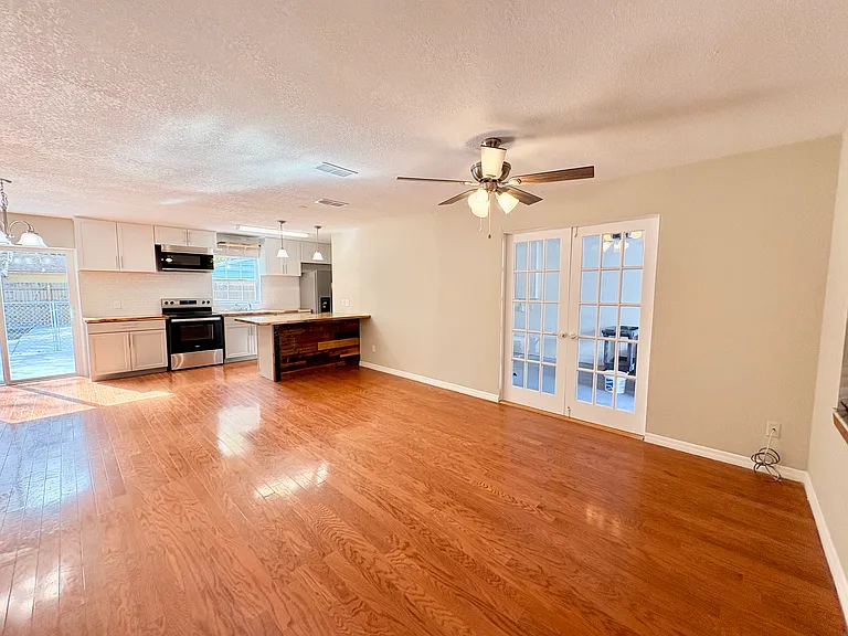 306 Seasons Ct — Photo 6