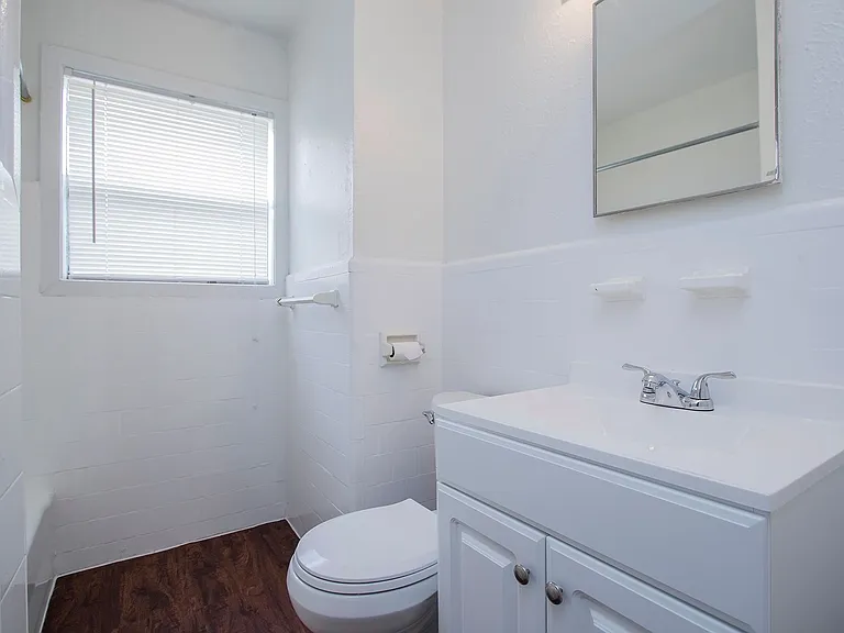 1419 Hyde Park — Photo 11