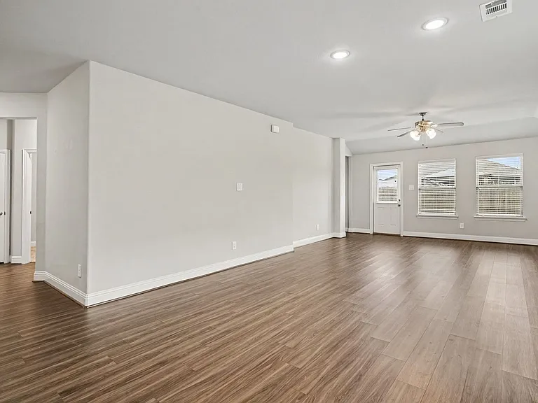 1425 Waverley Dr — Photo 6