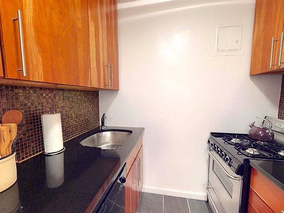 5th image of 210 E 15th St APT 6G