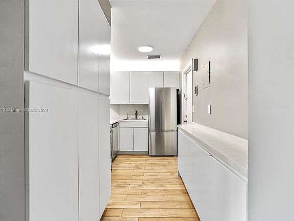 4th image of 140 NE 19th Ct APT 206E