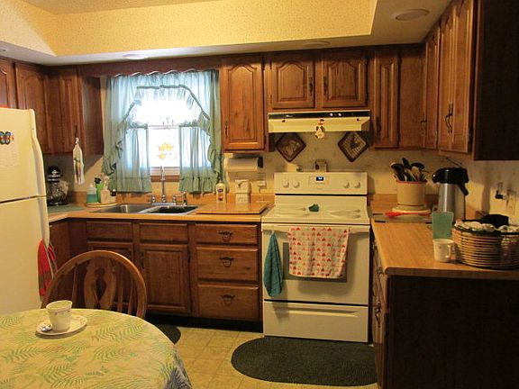 3rd image of 761 Lilac Ln