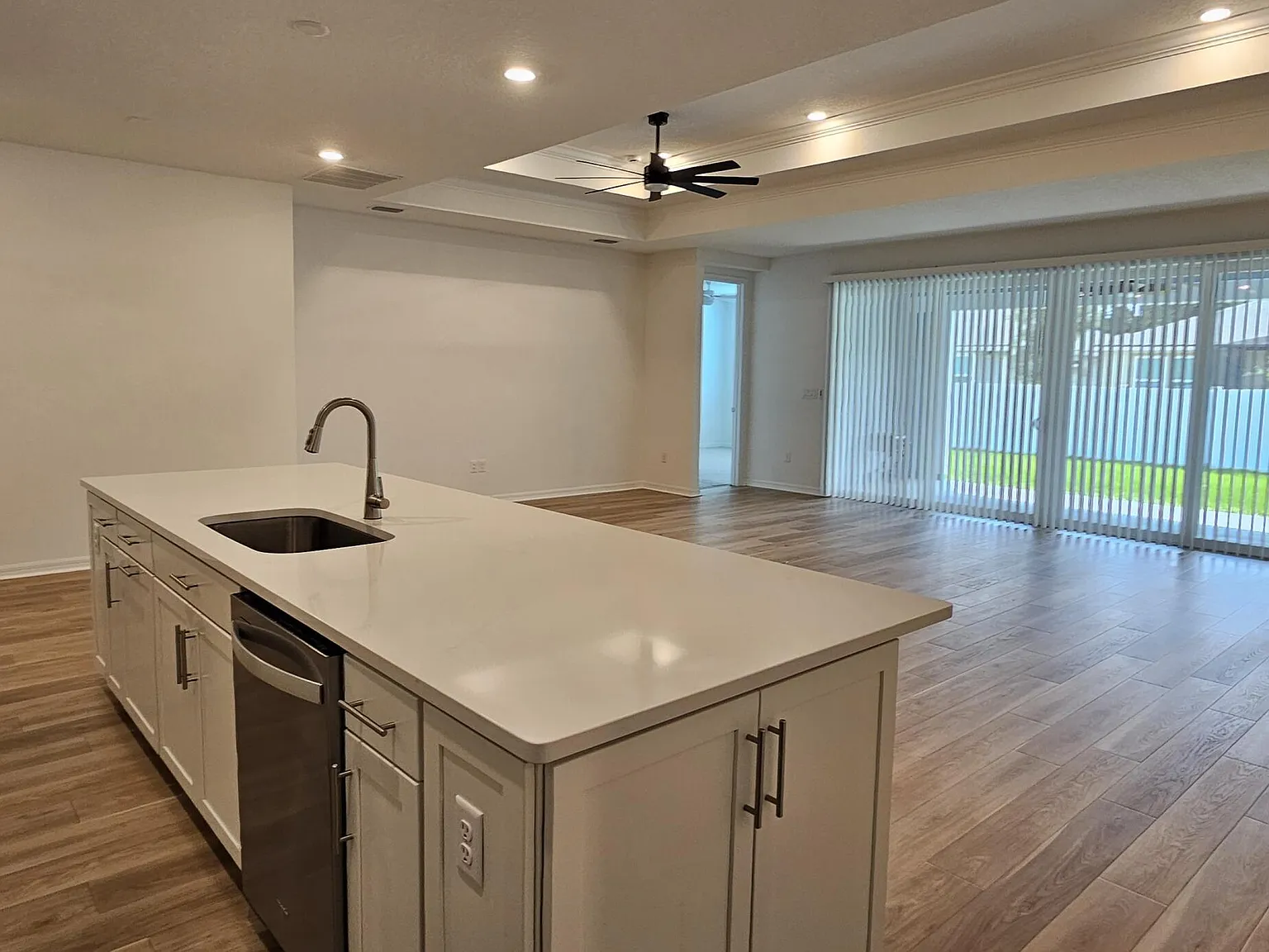 4 bed, 3.0 bath, 2213 sqft, $2,400 — Photo 4
