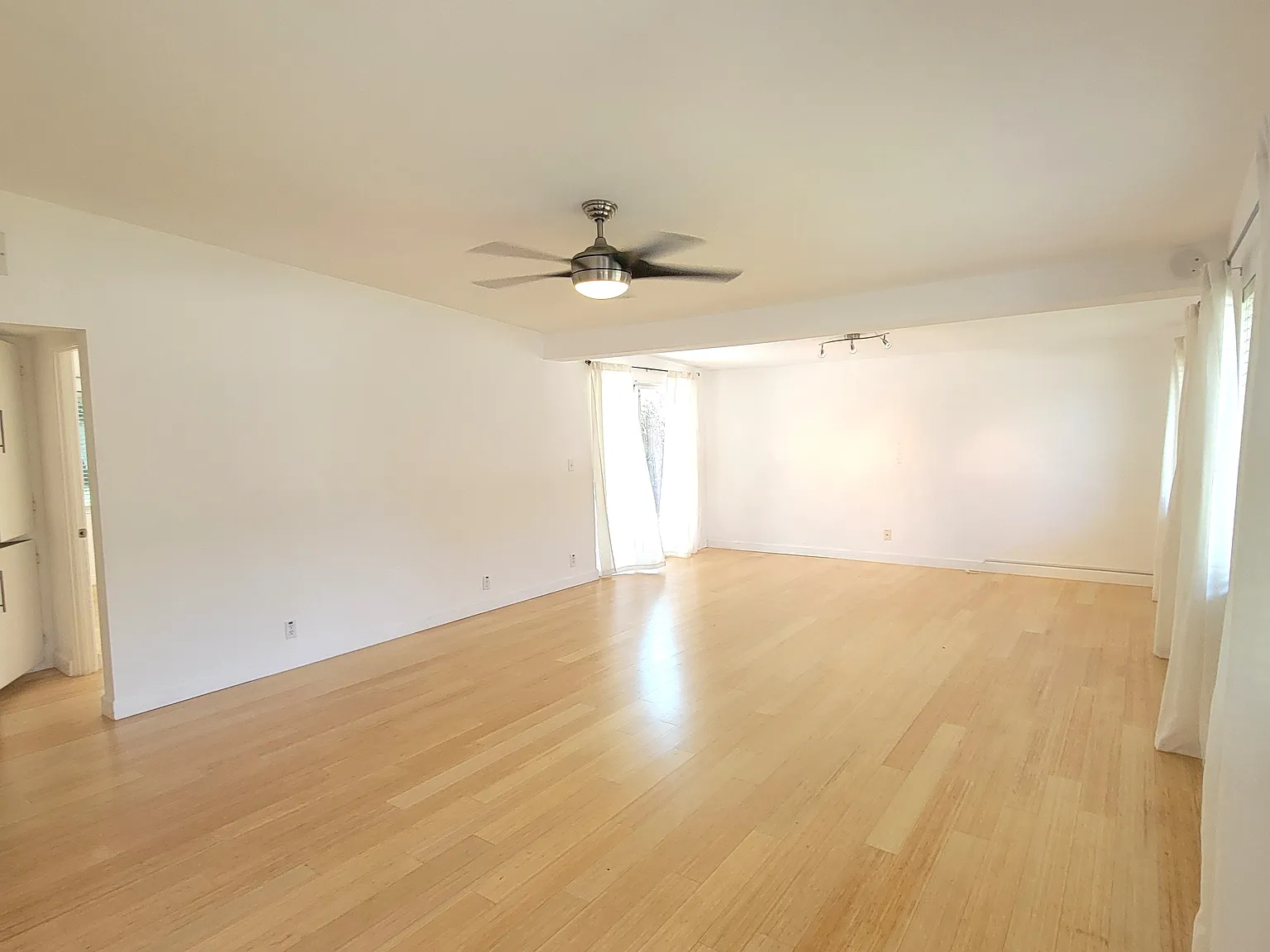 2 bed, 987 sqft, $2,200 — Photo 2