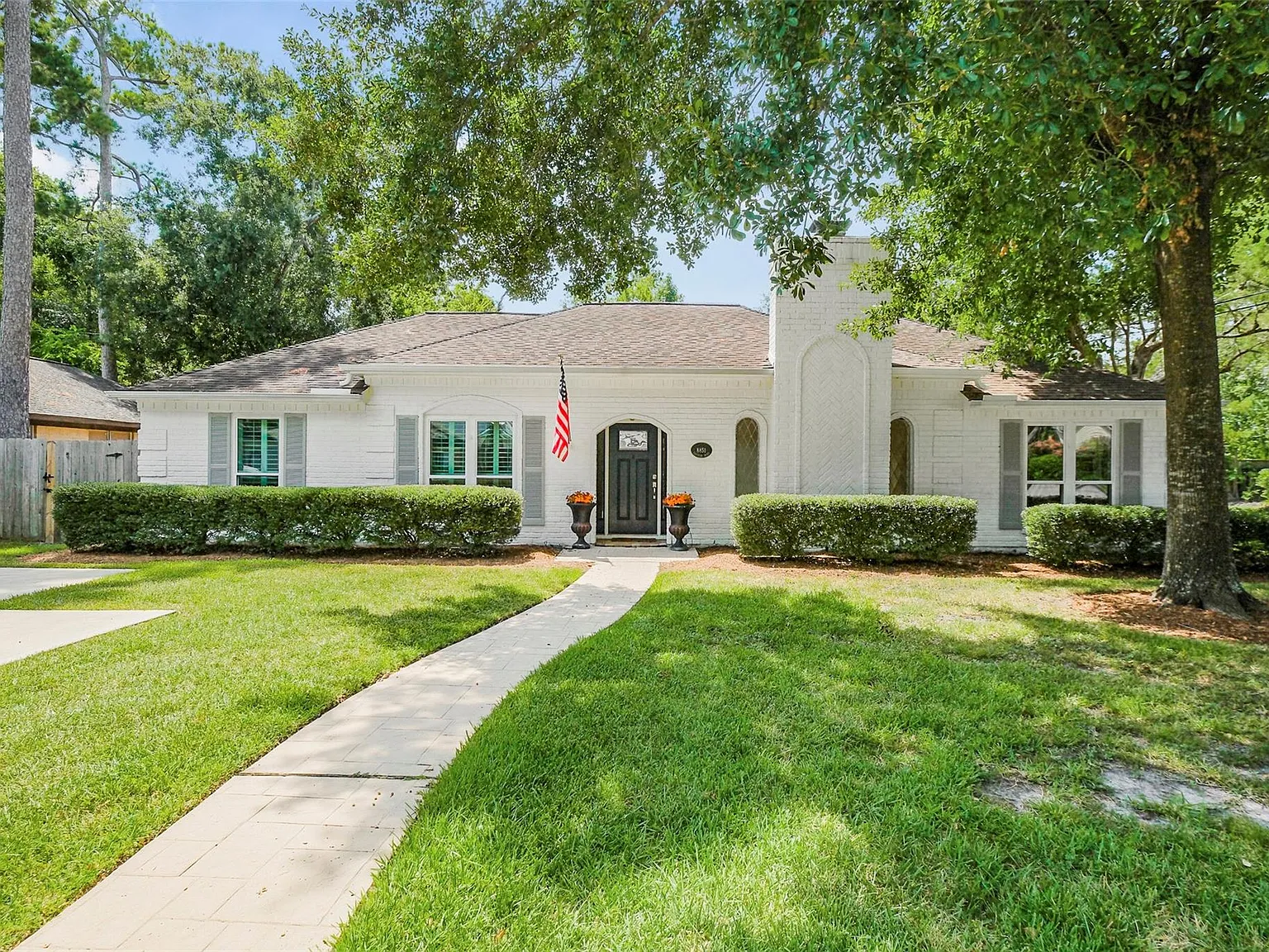 4 bed, 2.5 bath, 2821 sqft, $5,800 — Photo 2