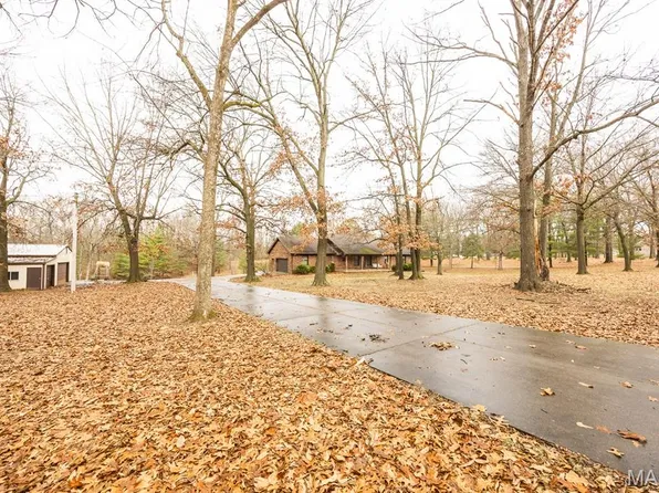6806 Ivy Ln, Godfrey, IL 62035