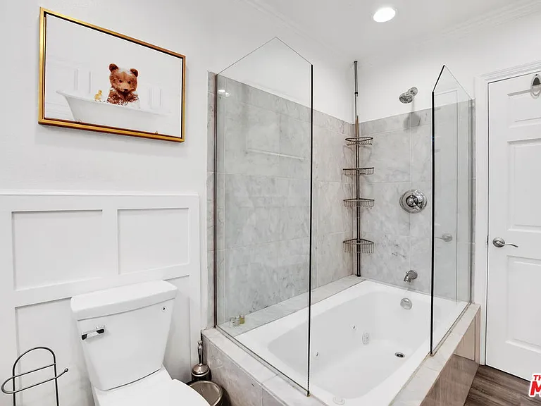 8345 White Oak Ave — Photo 20
