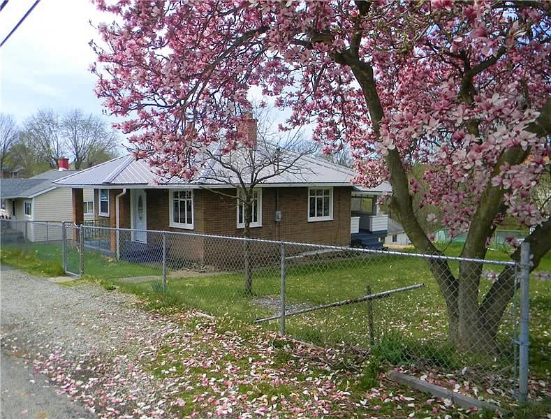 638 Memorial Dr photo 1