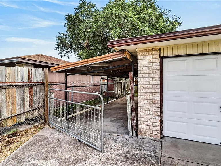 1622 La Joya St — Photo 36