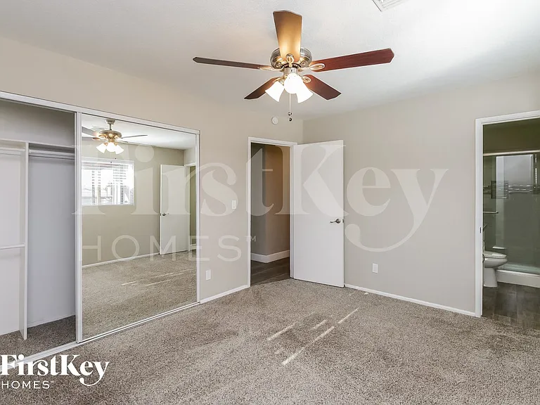 1001 E Seldon Ln — Photo 9