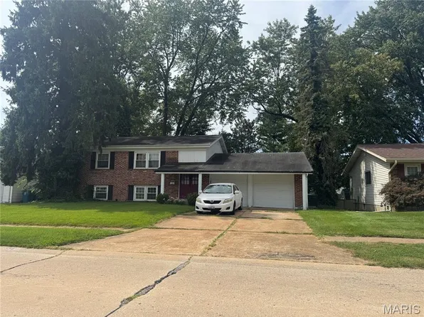 554 Coach Light Ln, Hazelwood, MO 63042