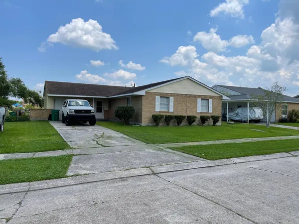 677 Newport Cir, Gretna, LA 70056