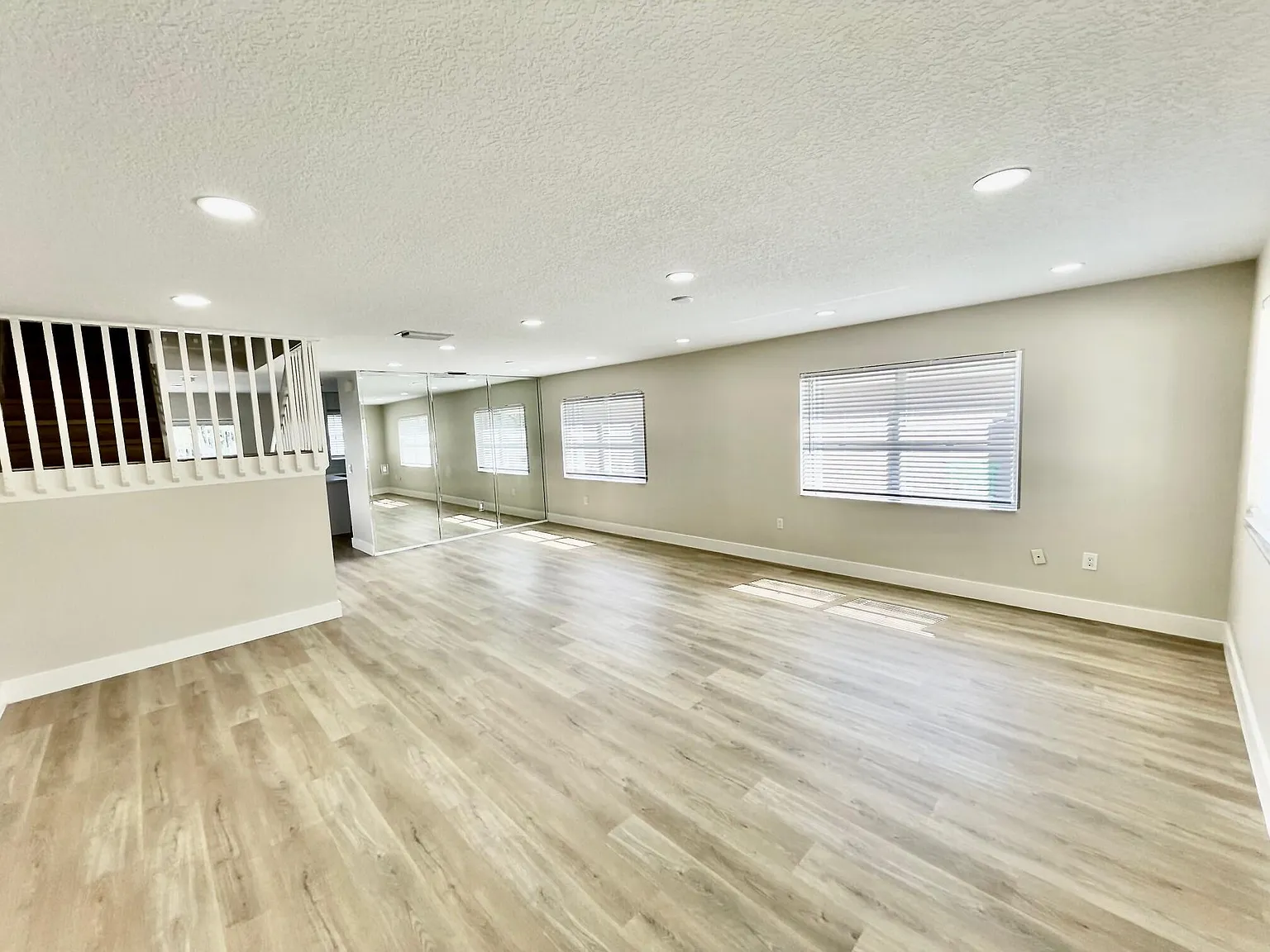 5 bed, 2.5 bath, 2820 sqft, $5,100 — Photo 3