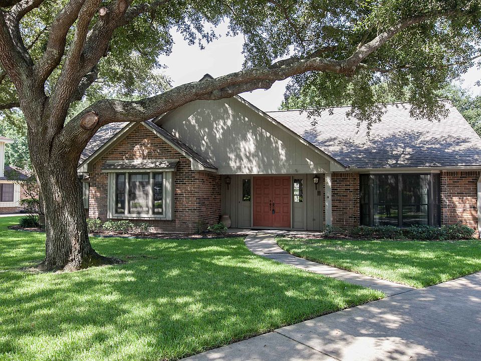 This house has been beautiflly cared for and maintained