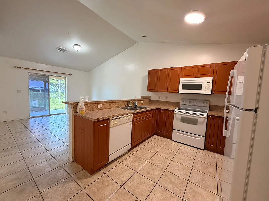 3 bed, 2.0 bath, 1125 sqft, $1,500 — Photo 2