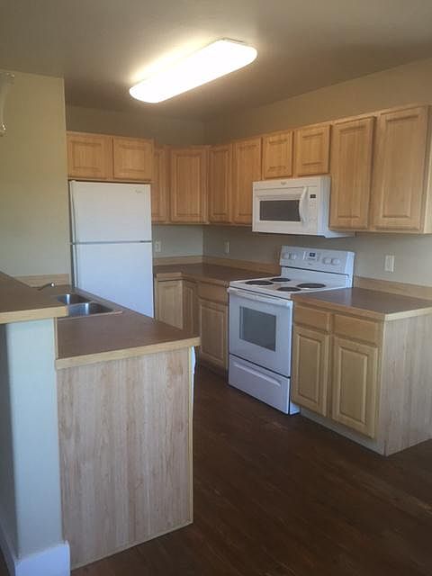 Kitchen, picture does not show dishwasher, it's next to the sink