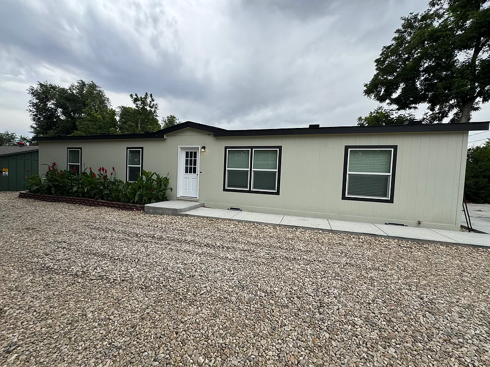 2406 Syringa Ln