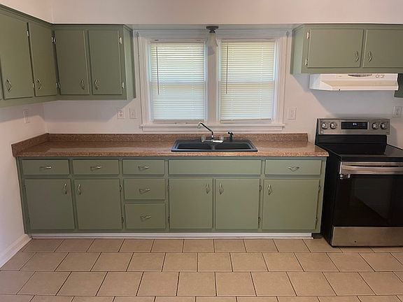 4th image of 7 Garth Dr