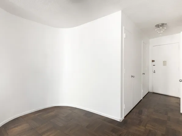 330 East 38th Street image 8 of 10