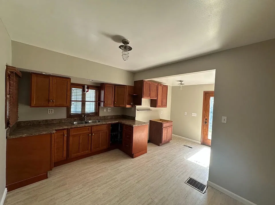 3 bed, 1057 sqft, $1,573 — Photo 3
