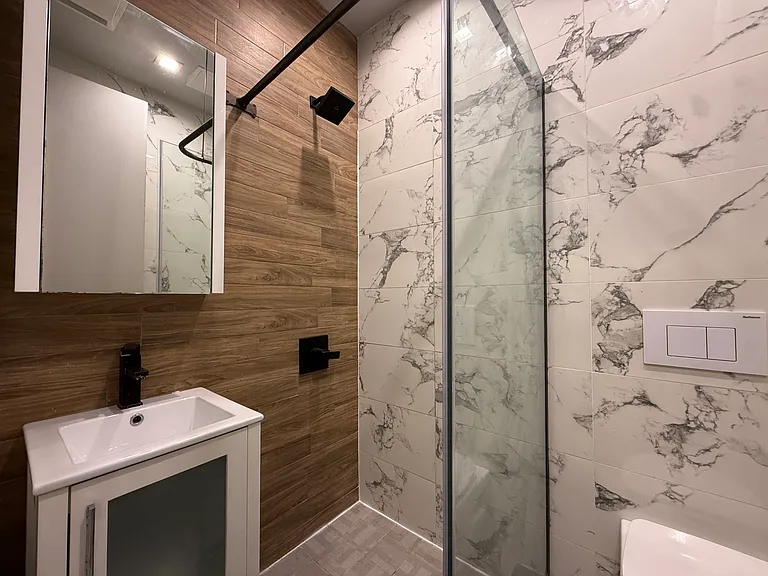 239 Scholes St #2L — Photo 4