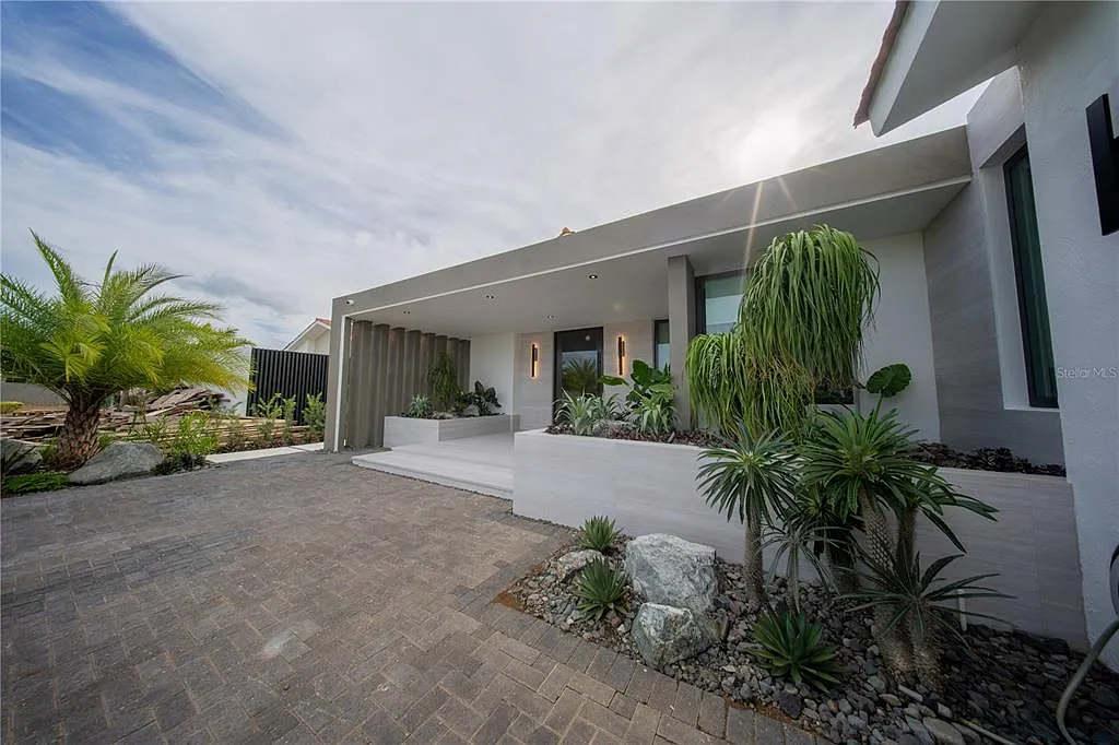 4 bed, 5.5 bath, 4900 sqft, $19,500 — Photo 3