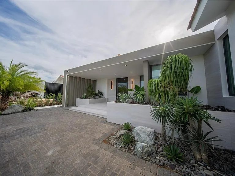 1 Corredor Miralago #908 — Photo 3