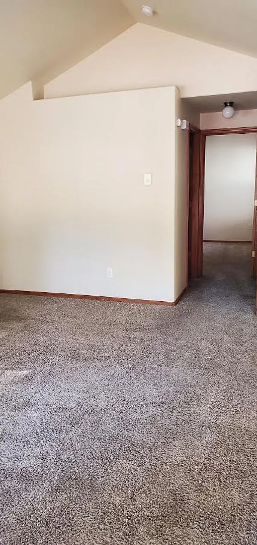2 Bedroom 1 Bath duplex in Thurston neighborhood — Photo 2