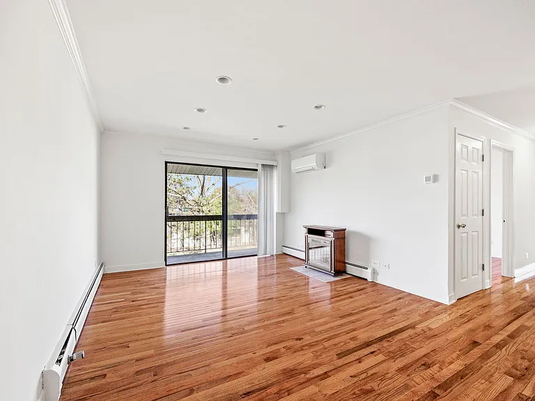 Emerald Court Apartments — Photo 18
