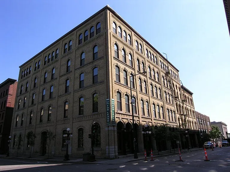 Straus Lofts — Photo 4