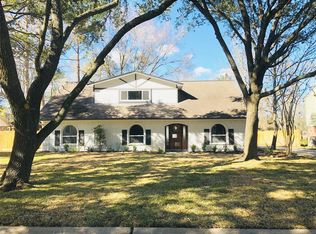135 Cherry Tree Ln, Friendswood, TX 77546