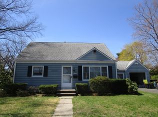 202 Coombs Dr, Paramus, NJ 07652