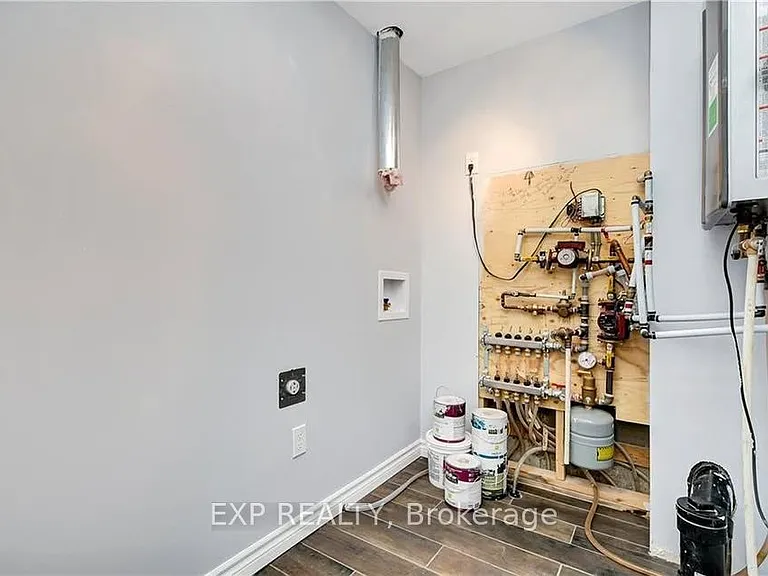 340 Queen Mary St #B — Photo 22
